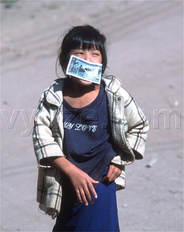 Girl with banknote / Location: Laos