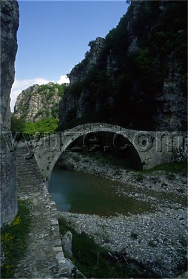 Stone arch bridge / Location: Epirus, Greece