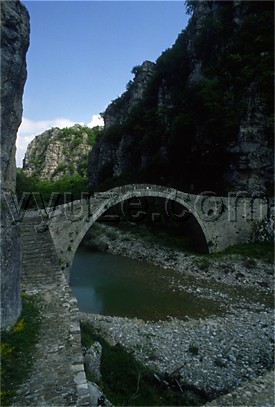 Stone arch bridge / Location: Epirus, Greece