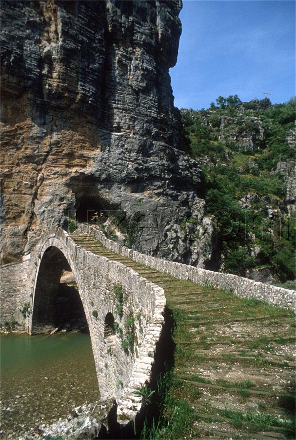 Stone arch bridge / Location: Epirus, Greece